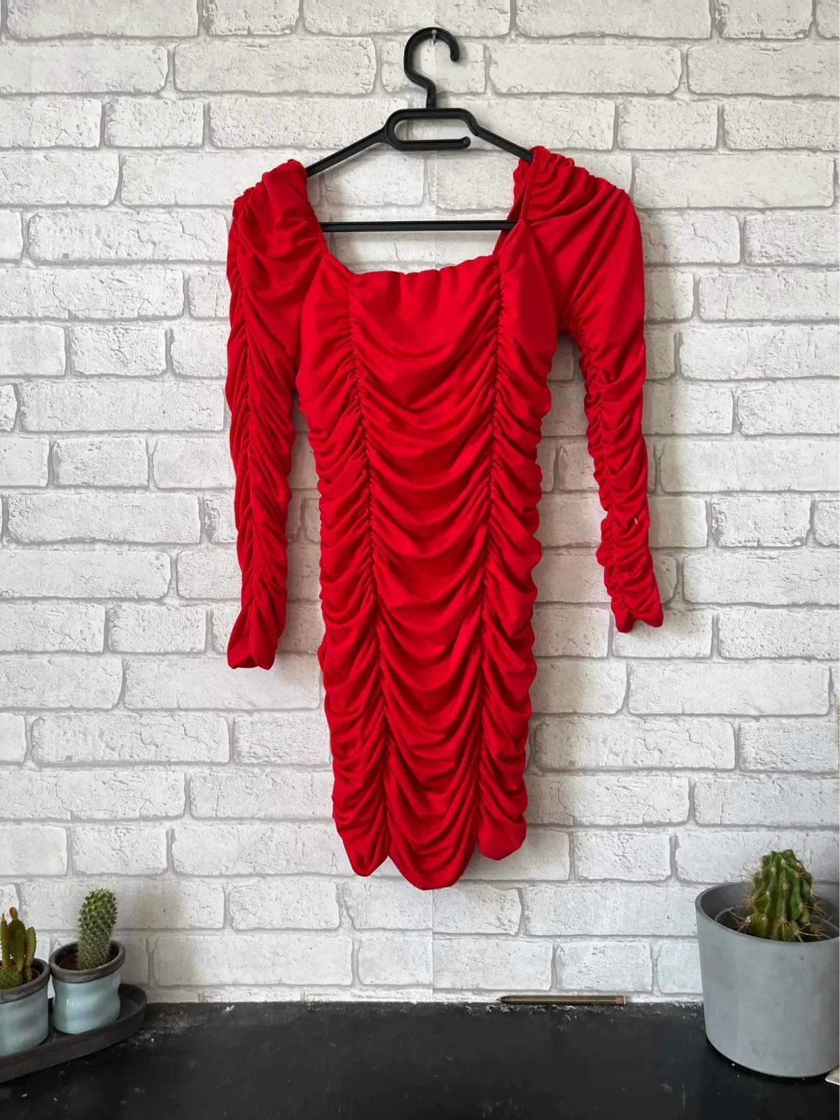 Vestido vermelho franzido com ombros decotados - Tamanho 34/36 – photo 2